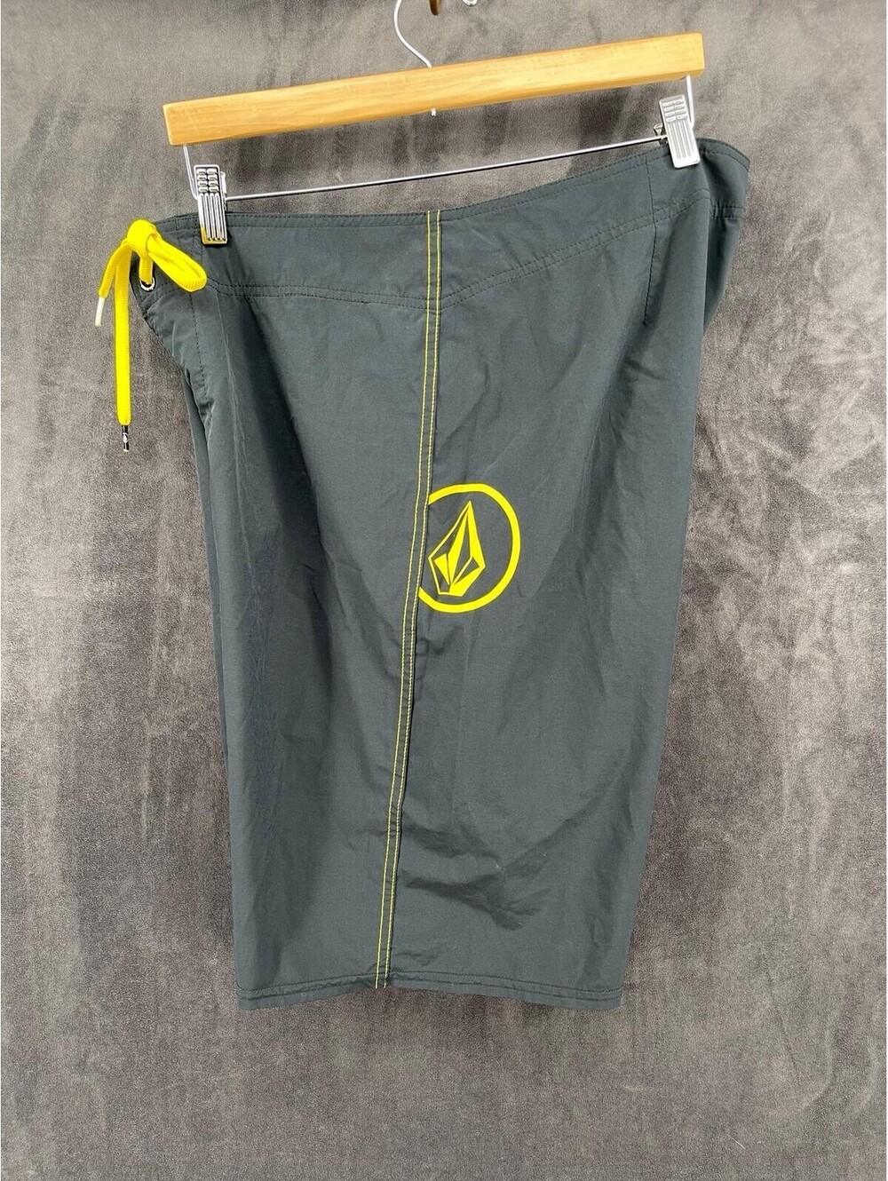 Y2K Volcom Armstrong Boardshorts Mens 36 Black Yellow 4-Way Stretch A0811311